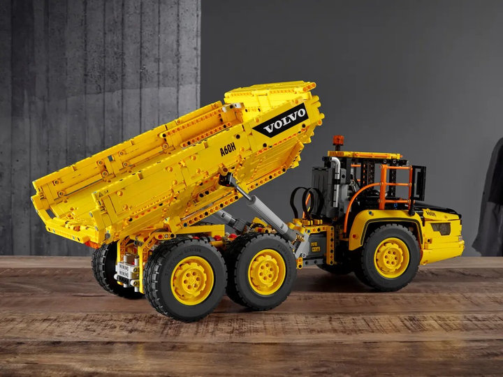 Конструктор LEGO Technic Шарнірний самоскид Volvo 6x6 2193 деталі (42114) - зображення 13
