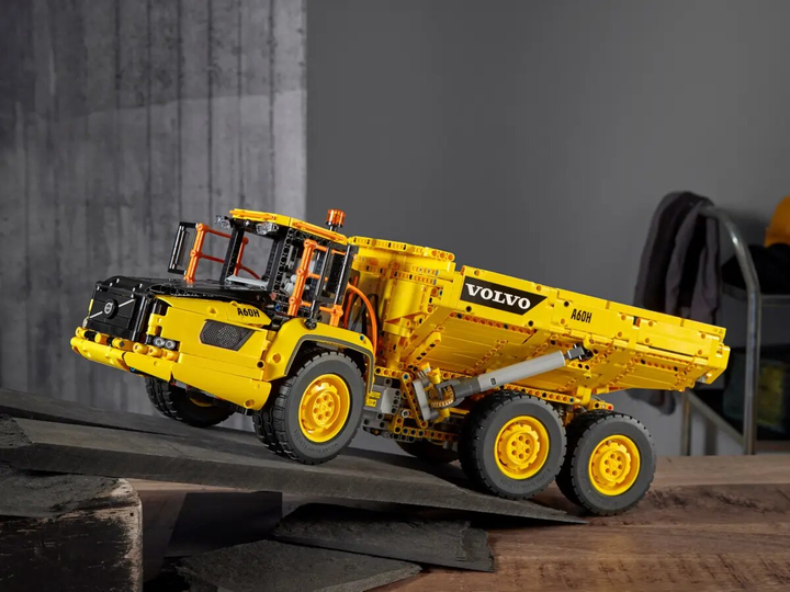 Конструктор LEGO Technic Шарнірний самоскид Volvo 6x6 2193 деталі (42114) - зображення 14