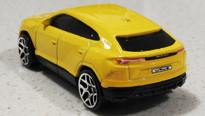 Машинка Базова Hot Wheels '17 Lamborghini Urus Exotics 1:64 GHB36