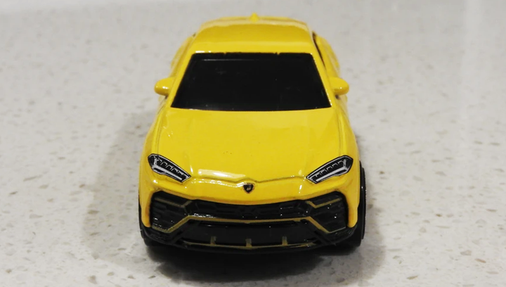 Машинка Базова Hot Wheels '17 Lamborghini Urus Exotics 1:64 GHB36