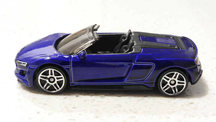Машинка Базовая Hot Wheels 2019 Audi R8 Spyder Exotics 1:64 GRY87 Blue - изображение 5