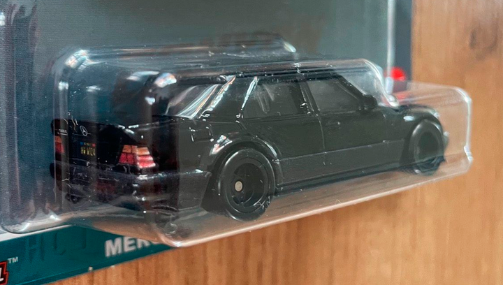 Машинка Premium Hot Wheels Mercedes-Benz 500 E Chase Canyon