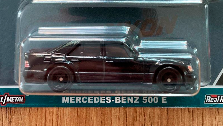 Машинка Premium Hot Wheels Mercedes-Benz 500 E Chase Canyon
