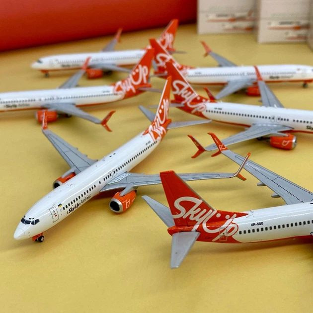 Модель літака SkyUP Boeing 737-800 1:400 JC Wings – іграшки з