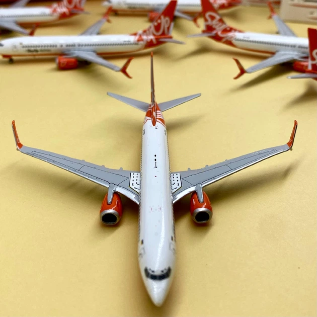 Модель літака SkyUP Boeing 737-800 1:400 JC Wings – іграшки з