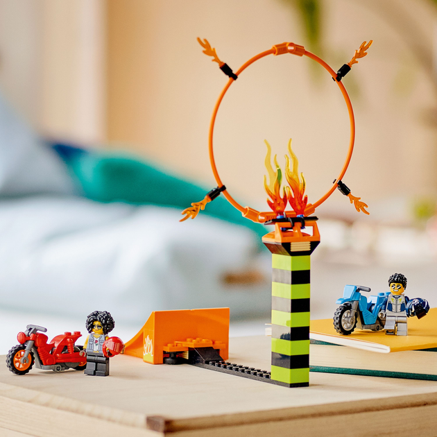 Zestaw klocków LEGO City Zawody kaskaderskie 73 elementy (60299) - obraz 8