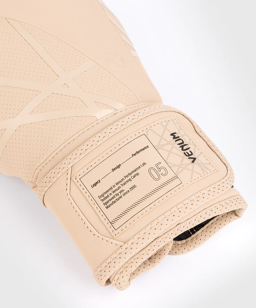 Боксерские перчатки Venum Tecmo 2.0 Boxing Gloves Sand (VENUM-05004-040-12) - Фото 3 Боксерские перчатки Venum Tecmo 2.0 Boxing Gloves Sand (VENUM-05004-040-12) - изображение 3