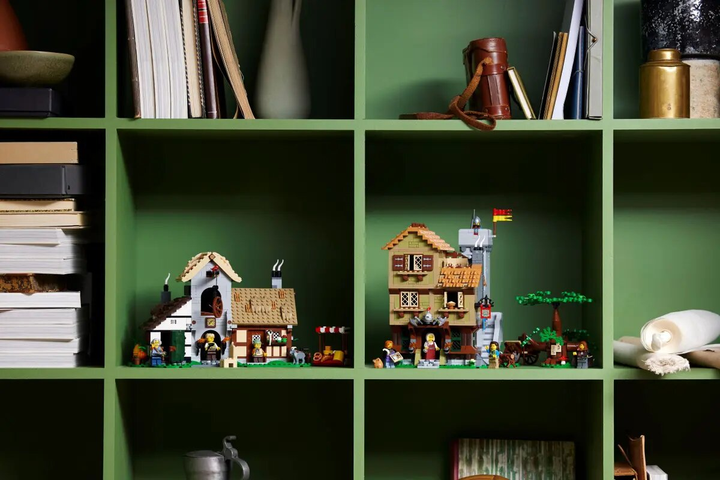 Zestaw klocków LEGO Icons Średniowieczny plac miejski 3304 elementy (10332) - obraz 13