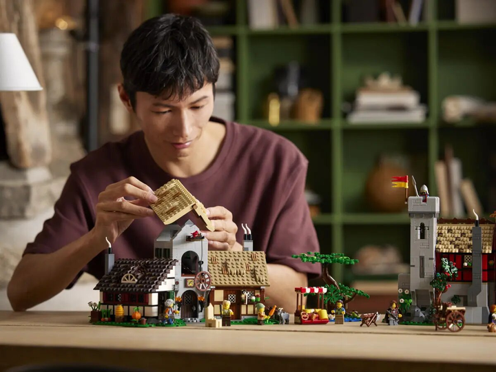 Zestaw klocków LEGO Icons Średniowieczny plac miejski 3304 elementy (10332) - obraz 14