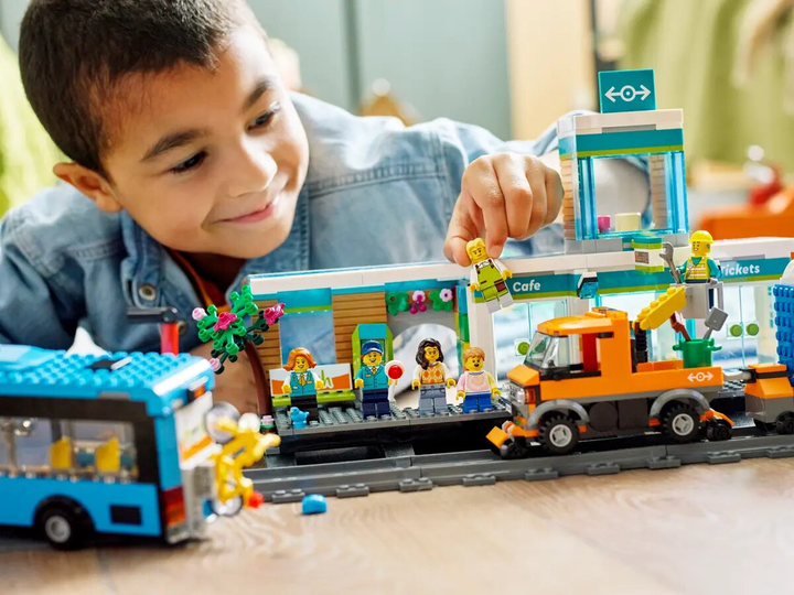 Конструктор LEGO City Залізнична станція 907 деталей (60335) - зображення 11