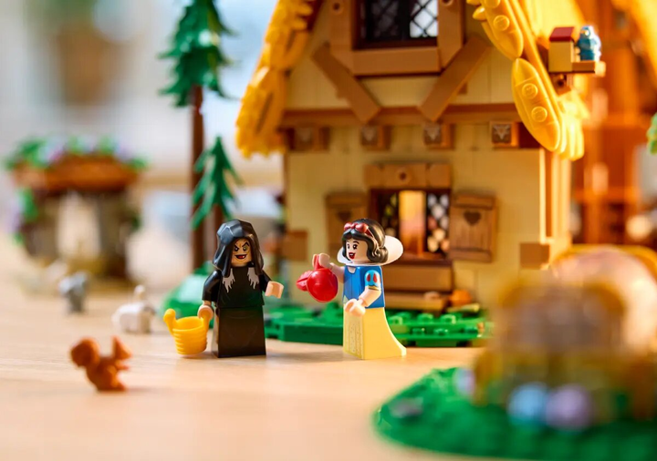 Zestaw klocków LEGO Disney Chatka Królewny Śnieżki i siedmiu krasnoludków 2228 elementów (43242) - obraz 11