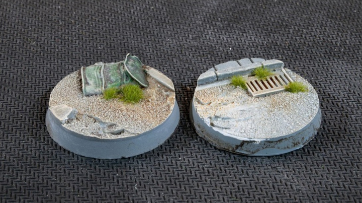 Gotowe podstawki do figurek Gamers Grass Bases Round Urban Warfare 32 mm 8 szt (0738956789358) - obraz 2