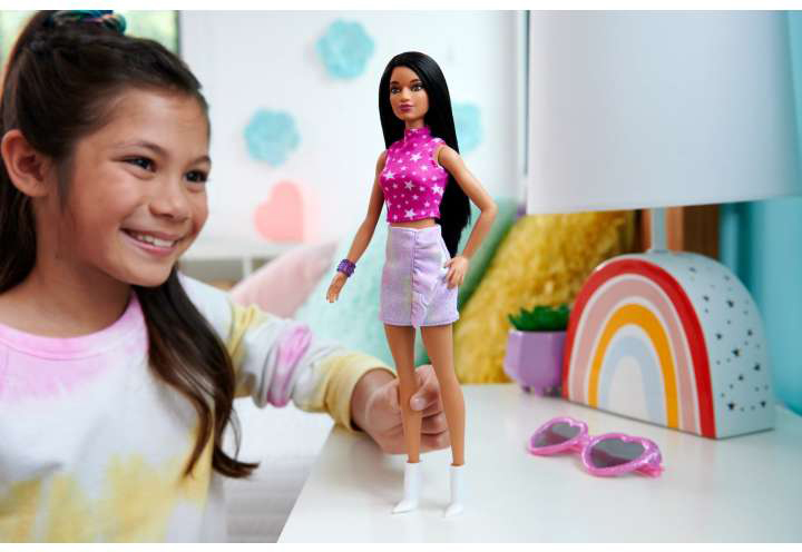 Лялька Barbie Fashionistas Doll #215 With Black Straight Hair & Iridescent Skirt, 65th Anniversar (HRH13) - зображення 6