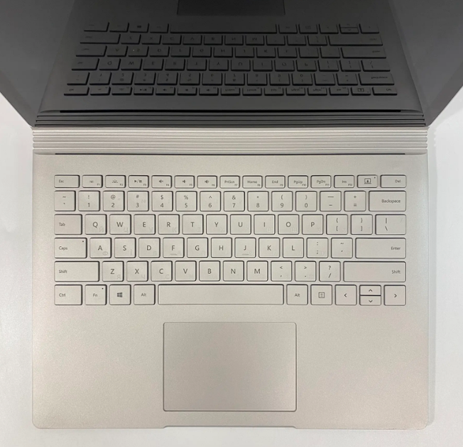 Ультрабук Б-клас Microsoft Surface Book 2 / 13.5" (3000х2000) IPS Touch / Intel Core i5-8350U (4 (8) ядра по 1.7 - 3.6 GHz) / 8 GB DDR3 / 256 GB SSD / Intel HD Graphics 620 / WebCam / Одна АКБ б/в - зображення 4