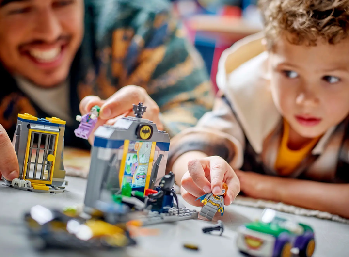 Конструктор LEGO DC Печера Бетмена з Бетменом Бетгерл та Джокером 184 деталей (76272) - зображення 9