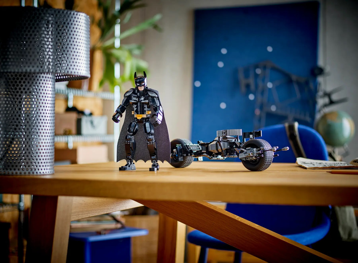 Zestaw klocków LEGO DC Batman Figurka Batmana i batcykl 713 elementów (76273) - obraz 10