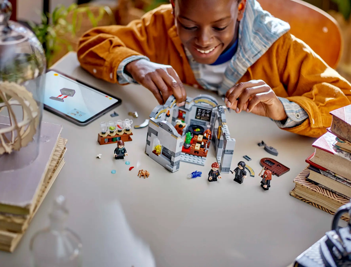 Zestaw klocków LEGO Harry Potter Zamek Hogwart: Zajęcia z eliksirów 397 elementów (76431) - obraz 9