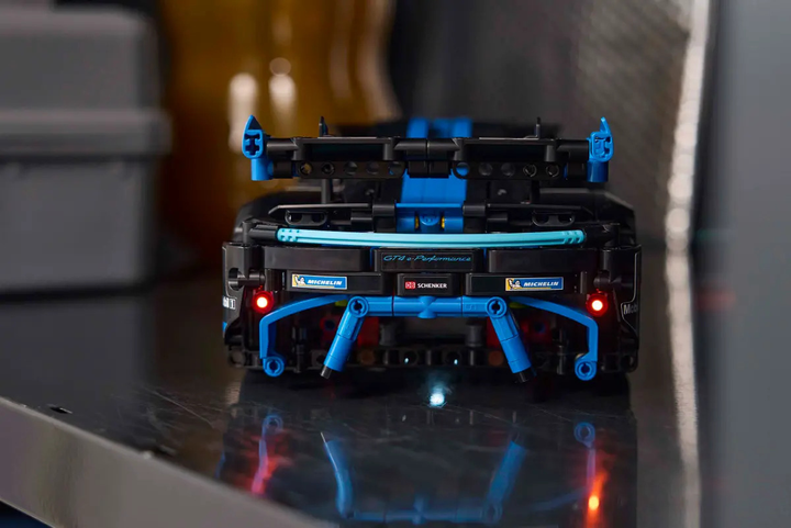 Конструктор LEGO Technic Гоночний автомобіль Porsche GT4 e-Performance 834 деталі (42176) - зображення 4