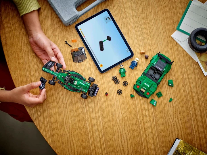 Конструктор LEGO Speed Champions Автомобіль безпеки Aston Martin і AMR23 564 елемента (76925) - зображення 10