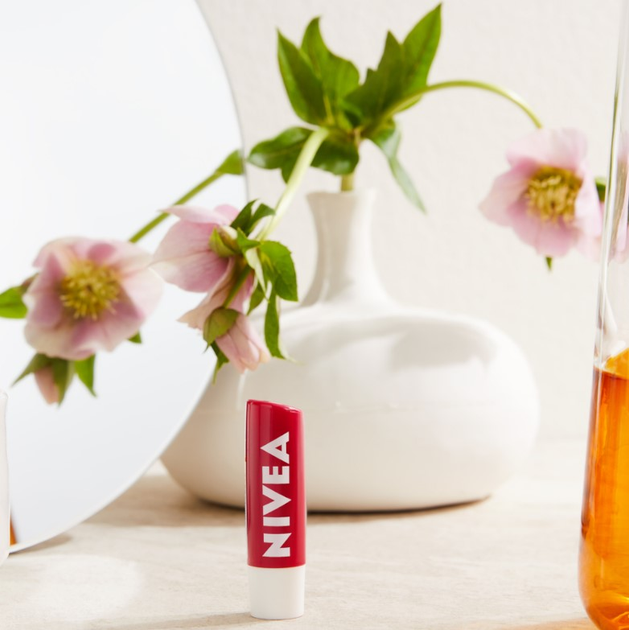 Pomadka do ust Nivea Strawberry Shine pielęgnująca 4.8 g (9005800362977) - obraz 4