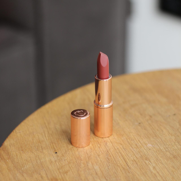 Помада Charlotte Tilbury Matte Revolution Walk of no shame 1,5 г от ...