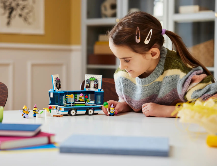 Zestaw klocków LEGO Despicable Me Imprezowy autobus minionków 379 elementów (75581) - obraz 8