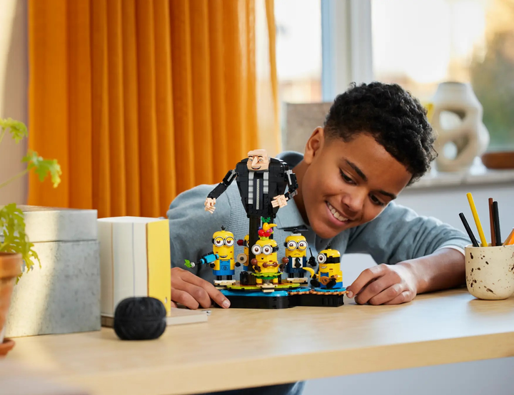 Zestaw klocków LEGO Despicable Me Brick-Built Gru and Minions 839 elementów (75582) - obraz 6