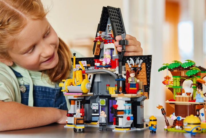Zestaw klocków LEGO Despicable Me Rodzinna rezydencja Gru i minionków 868 elementów (75583) - obraz 8