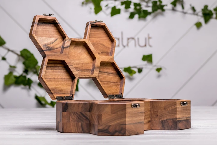 Сотова коробочка з дерева горіха для годинників з ініціалами EcoWalnut Сотова скринька для 5 годинників з дерев'яною кришкою - зображення 6
