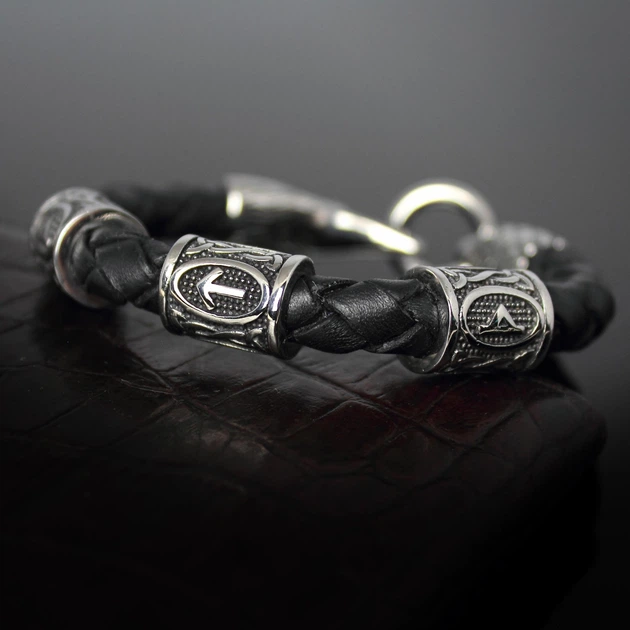 Мужской браслет оберег из натуральной кожи с рунами Альгиз-Райдо