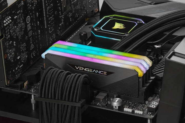 Пам'ять для настільних комп'ютерів Corsair Vengeance RGB RT DDR4