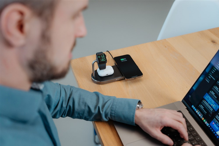 Bezprzewodowa stacja ładująca Verbatim 3-w-1 do Apple Watch i 2 telefonów (23942495574) - obraz 16