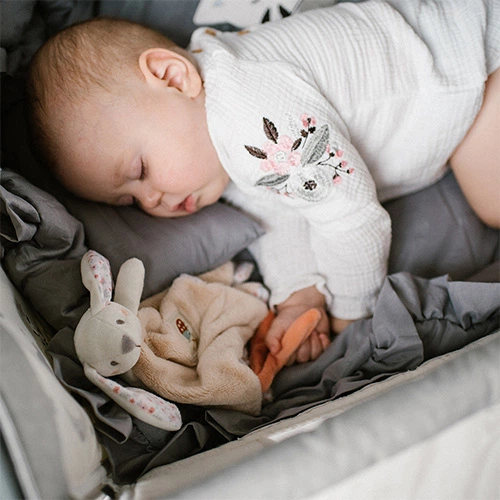 Обіймашка для малюків з брязкальцем "Веселий кролик" (25*25 см) "BabyOno" - изображение 2
