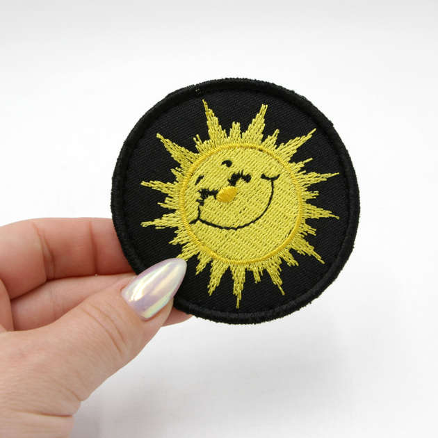 Шеврон круглий з вишитим сонечком на липучці 7см - зображення 1