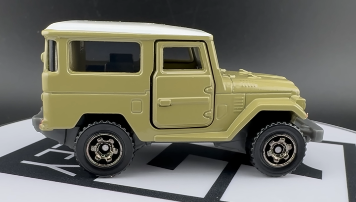 Тематична Машинка Matchbox Toyota Land Cruiser FJ40 Moving Parts 1:64 FWD28/HVN18 Tan - зображення 5