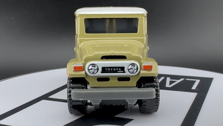 Тематична Машинка Matchbox Toyota Land Cruiser FJ40 Moving Parts 1:64 FWD28/HVN18 Tan - зображення 6