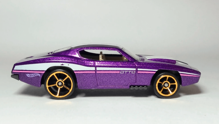 Машинка Базовая Hot Wheels Custom Otto GHD11 Muscle Mania Purple