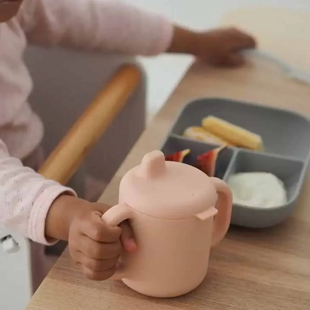 Набір силіконова порційна тарілка, поїльник та ложка Beaba розовий/сірий 913527 - Фото 3 Набір силіконова порційна тарілка, поїльник та ложка Beaba розовий/сірий 913527 - зображення 3