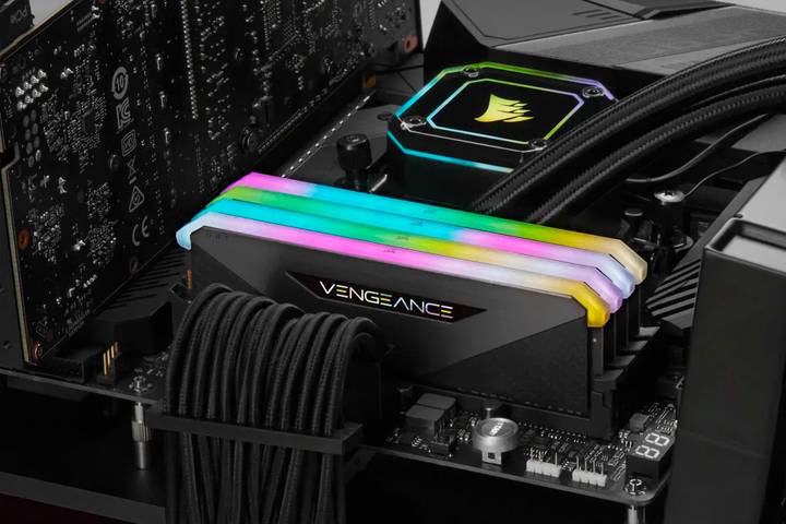 Оперативна пам'ять Corsair DDR4-3600 131072MB PC4-28800 (Kit of 4 x 32768) Vengeance RGB RT Black (CMN128GX4M4Z3600C18) - зображення 4