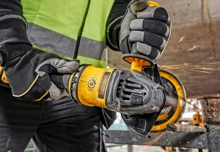 Аккумуляторная болгарка DeWalt с АКБ и ЗУ DCG418T2 - изображение 4