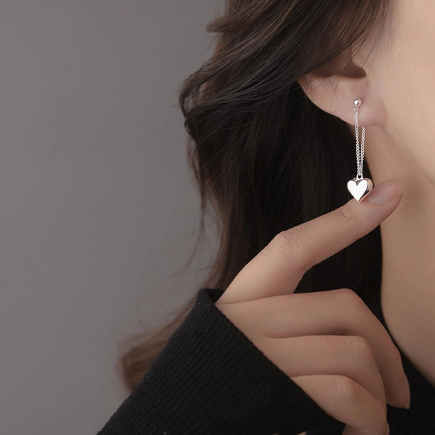 Сережки гвоздики у формі серця сріблясті біжутерія Fashion Jewelry (II) 32522 - зображення 2