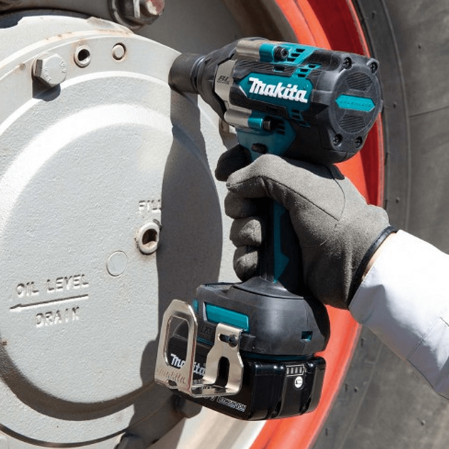 Акумуляторний ударний гайковерт Makita DTW701Z LXT (18В, 700 Нм, 1/2") без АКБ і зарядного пристрою (6297) - Фото 5 Акумуляторний ударний гайковерт Makita DTW701Z LXT (18В, 700 Нм, 1/2") без АКБ і зарядного пристрою (6297) - зображення 5