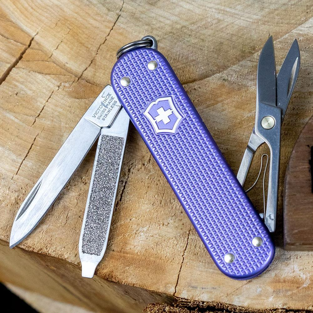 Складной нож-брелок VICTORINOX Classic Alox Electric Lavender 5 функций 4 см, нержавеющая сталь X50CrMoV15 - изображение 1