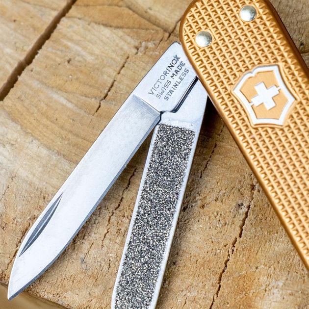 Складной нож-брелок VICTORINOX Classic Alox Wet Sand 5 функций 4 см, нержавеющая сталь X50CrMoV15 - изображение 2