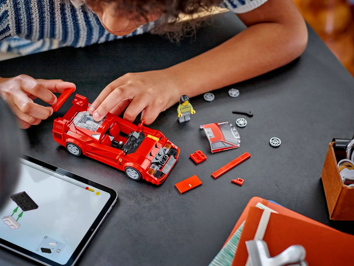 Zestaw klocków LEGO Speed Campions Supersamochód Ferrari F40 318 elementów (76934) - obraz 8