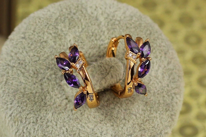 Сережки Xuping Jewelry Візаві з фіолетовим каменем 1,7 см золотисті - Фото 1 Сережки Xuping Jewelry Візаві з фіолетовим каменем 1,7 см золотисті - зображення 1