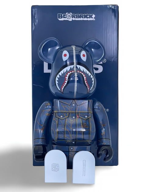 Статуэтка Bearbrick x BAPE x Levis 400% 28 см Medicom Toy Акула в костюме. - изображение 8