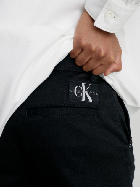 Spodnie dresowe dziecięce dla dziewczynki Calvin Klein IB0IB01678-BEH 128 cm Czarne (8720108243681) - obraz 4
