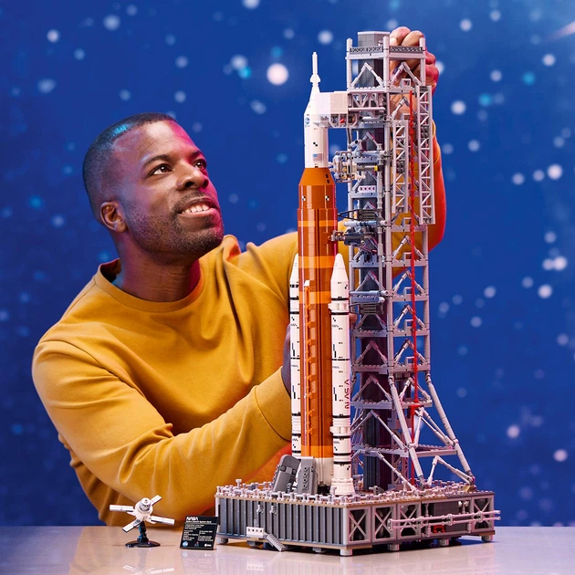 Конструктор LEGO Icons Система космического запуска NASA 