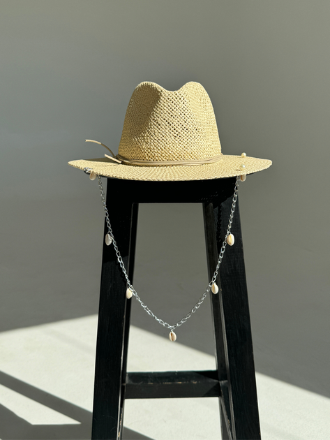 Шляпа Федора женская D.Hats из рафия с цепью серебро с ракушками светло бежевая - изображение 5